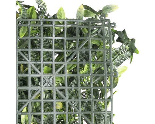 Kunstpflanzenwand mit verschiedenen grünen Blättern und Gitterstruktur