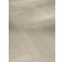 Verlegung von hellem Laminat im Fischgrätmuster.