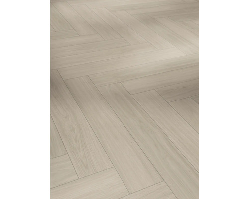 Verlegung von hellem Laminat im Fischgrätmuster.