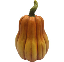 Dekorative Kürbisfigur zur Herbstdekoration