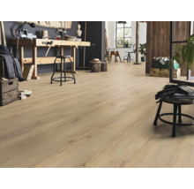 Werkraum mit hellem Laminatboden in Holzoptik