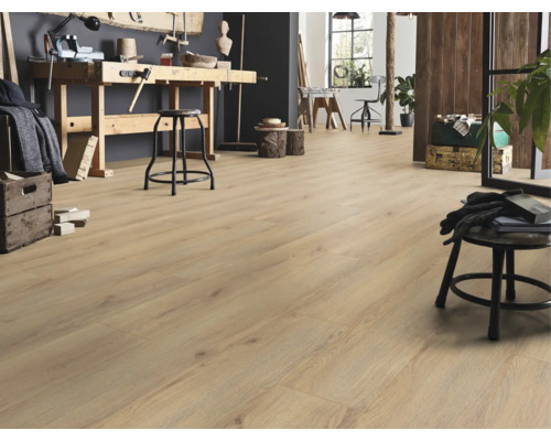 Werkraum mit hellem Laminatboden in Holzoptik