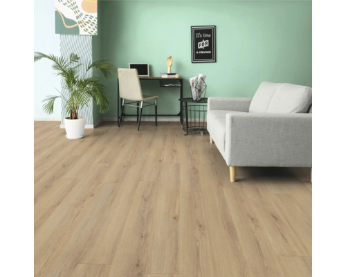 Wohnzimmer mit hellem Holzboden, Sofa, Schreibtisch und Zimmerpflanze
