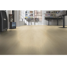 Heller Raum mit verlegtem Laminatboden.