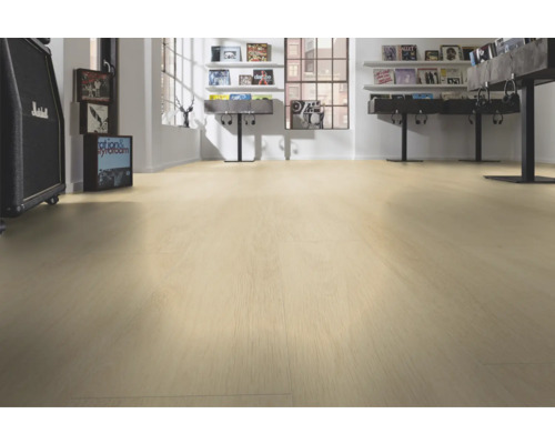 Heller Raum mit verlegtem Laminatboden.