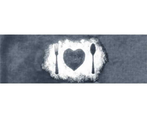 Abdruck eines Herzens, einer Gabel und eines Löffels in Mehl auf einer Arbeitsfläche.