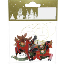 Verpackung mit Holzanhängern in Form von Elchen und Schaukelpferden als Weihnachtsdekoration