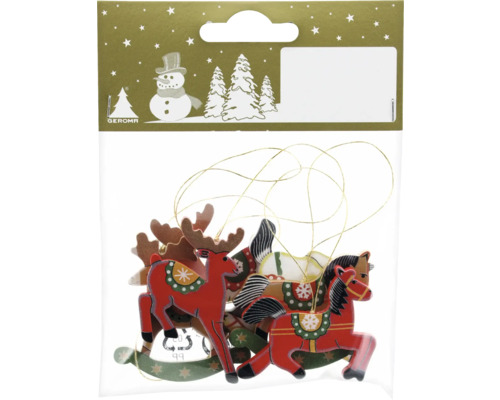 Verpackung mit Holzanhängern in Form von Elchen und Schaukelpferden als Weihnachtsdekoration
