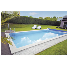 Rechteckiger Pool im Garten mit Liegestühlen und Poolabdeckung