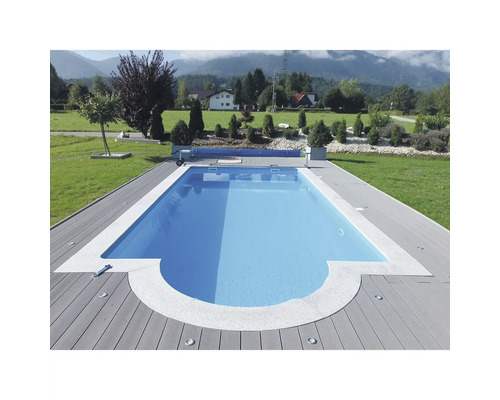 Schwimmbecken mit Holzdeck in einem Garten mit Landschaft