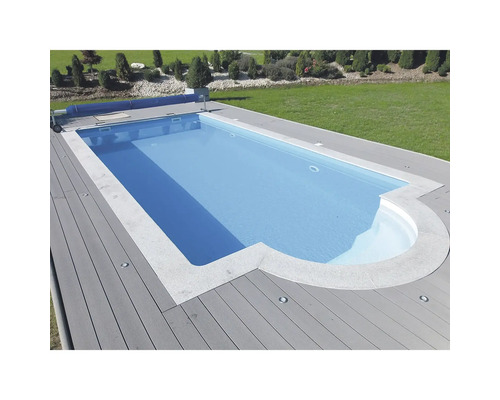 Rechteckiger Pool mit hellblauem Wasser und grauer Holzterrasse