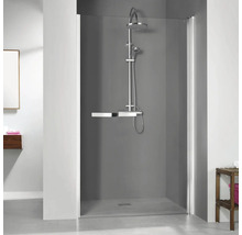 Begehbare Dusche mit Duscharmatur und Ablage im Badezimmer