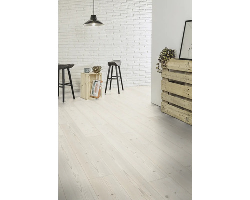 Heller Raum mit Holzboden, Barhockern, Backsteinmauer und Dekoration