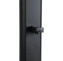 Gartendusche aus Metall mit Wasserdüse