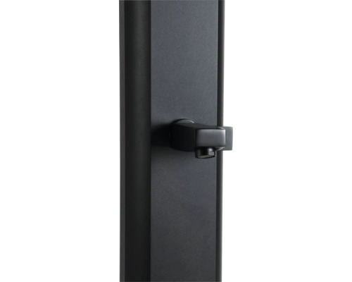 Gartendusche aus Metall mit Wasserdüse