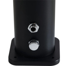 Detailansicht einer schwarzen Gartendusche mit Wasseranschluss und Drehknopf