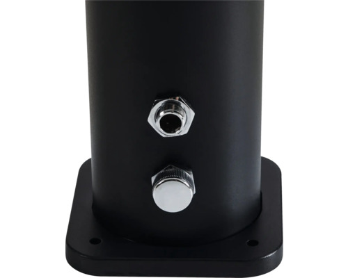 Detailansicht einer schwarzen Gartendusche mit Wasseranschluss und Drehknopf