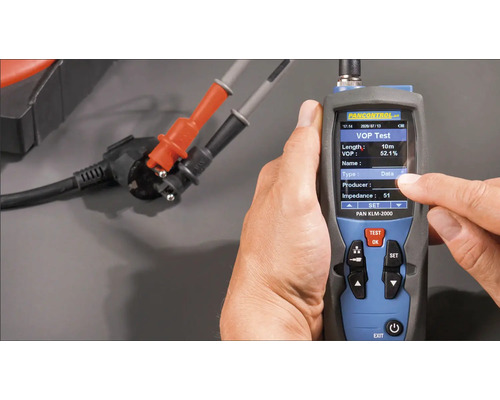 Netzwerkkabel-Tester im Einsatz mit Kabeln und Stecker