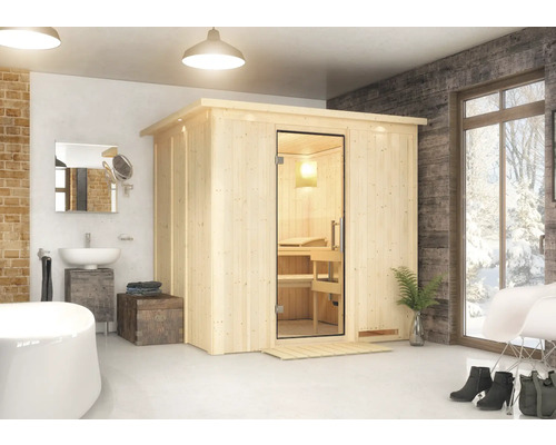 Sauna aus Holz mit Glastür in einem hellen Badezimmer.