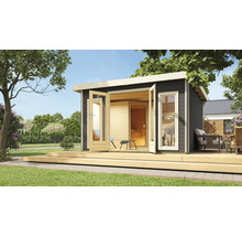 Holzgartenhaus mit Terrasse und geöffneten Türen in einem Garten