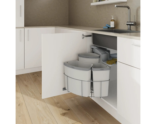 Mülleimer im Küchenschrank mit mehreren Behältern für die Mülltrennung.