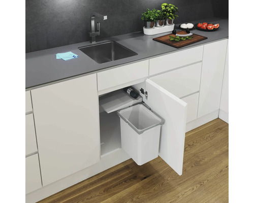 Küchenspüle und Abfallbehälter in Unterschrank mit geöffneter Tür