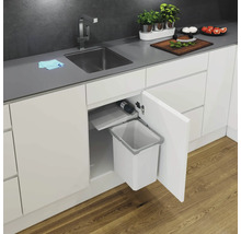 Küchenspüle mit eingebautem Abfallbehälter in einem weißen Schrank