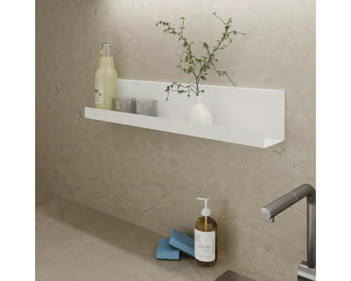 Wandregal mit Getränk, Gläsern, Vase und Pflanze über Waschbecken mit Seifenspender und Schwamm