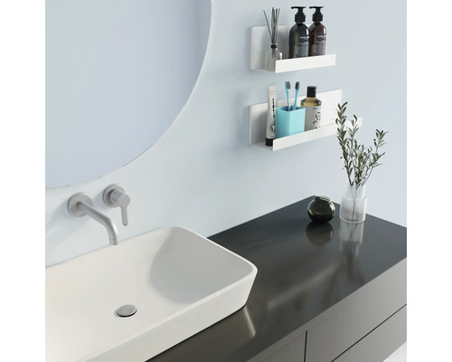 Modernes Badezimmer mit Waschbecken, Spiegel und weißen Regalen zur Aufbewahrung von Badartikeln