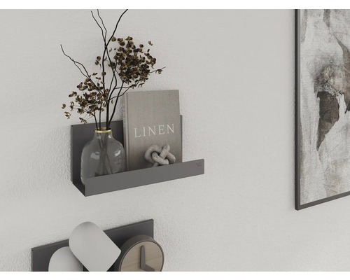 Wandregal mit Vase, Buch und Deko-Objekt