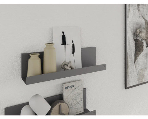 Wandregale mit Vasen, Buch und Dekoration