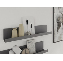 Zwei graue Wandregale mit Dekoration