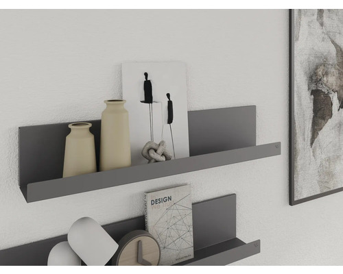 Zwei graue Wandregale mit Dekoration