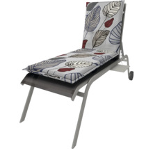 Gartenliege mit Blattmuster auf dem Kissen