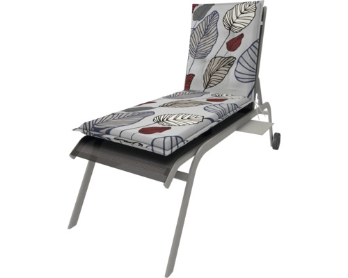 Gartenliege mit Blattmuster auf dem Kissen
