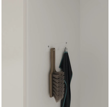 Bürste mit Holzgriff und Textilhandtuch an einer Wandhängevorrichtung