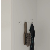 An der Wandhalterung hängen eine Kehrbürste und ein Handtuch.