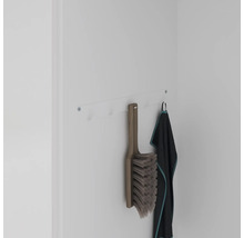 Wandgarderobe mit Bürste und Handtuch an einer weißen Wand