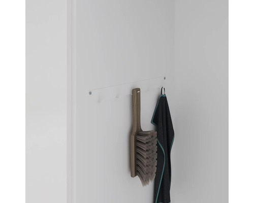 Wandgarderobe mit Bürste und Handtuch an einer weißen Wand