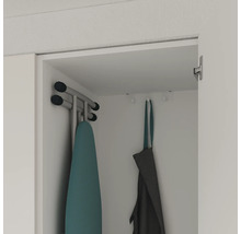 Bügeleisen und Bügelbrett im Schrank