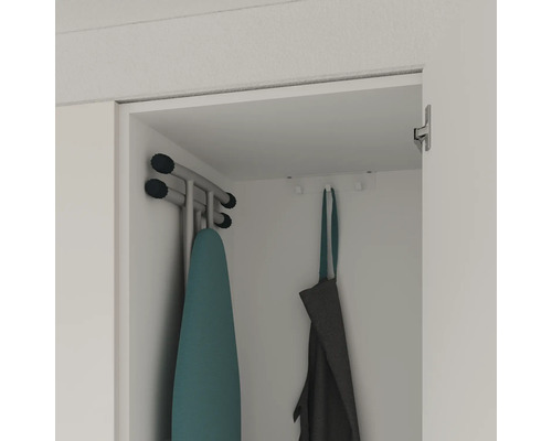Bügeleisen und Bügelbrett im Schrank