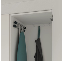 Bügeleisen und Bügelbrett zur Aufbewahrung im Schrank