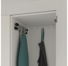 Einbauschrank mit Bügelbrett und Kleidung