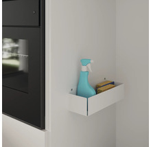 Reinigungsmittel und Schwämme in einem weißen Küchenregal