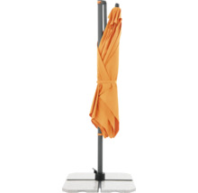 Geschlossener Gartenschirm auf einem Schirmständer