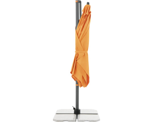 Geschlossener Gartenschirm auf einem Schirmständer