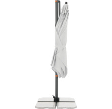 Geschlossener Sonnenschirm mit Ständer für den Garten