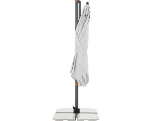 Geschlossener Sonnenschirm mit Ständer für den Garten