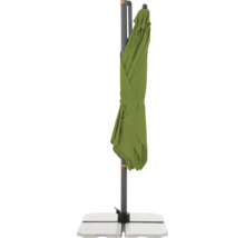 Zusammengefalteter Sonnenschirm mit Ständer