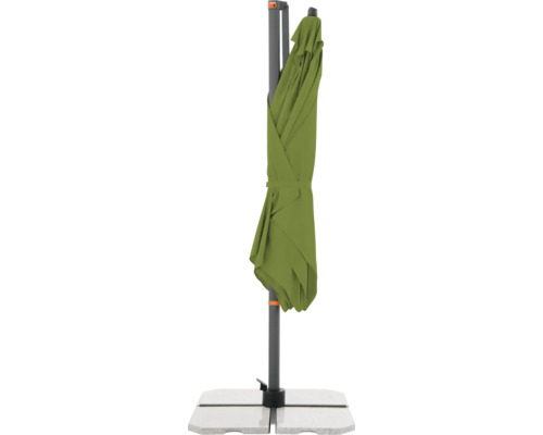 Zusammengefalteter Sonnenschirm mit Ständer